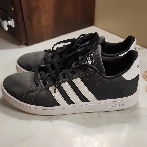Adidas NWT Classic Men\'s Black Sneakers with White Stripes Adidas Superstar Mens Black White Stripes Classic Shell Toe  main image 3